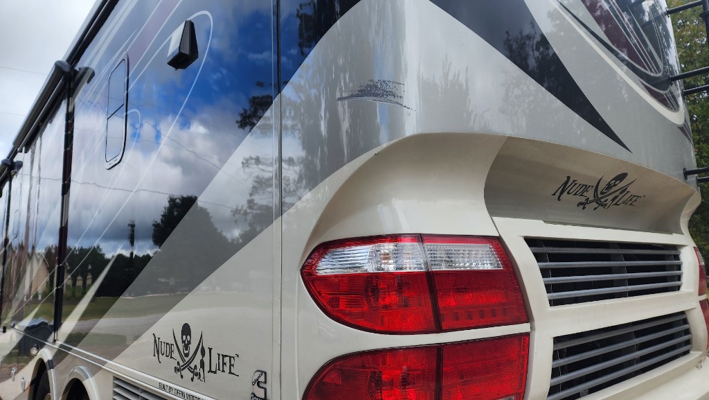 Deep flag-pole scratch on Tiffin Allegro Bus